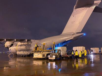 Un avión fletado por el Ejército del Aire español carga material sanitario en el aeropuerto de Shanghái, en marzo.