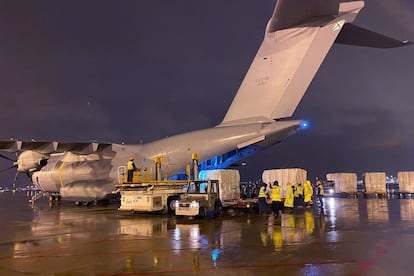 Un avión fletado por el Ejército del Aire español carga material sanitario en el aeropuerto de Shanghái, en marzo.