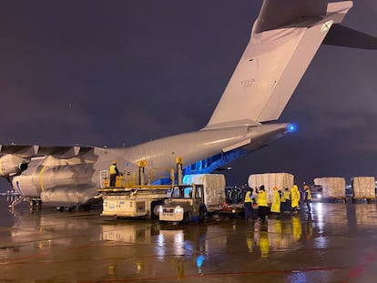 El avión Airbus A400M del Ejército del Aire cargando material contra el coronavirus en el aeropuerto de Shanghài.