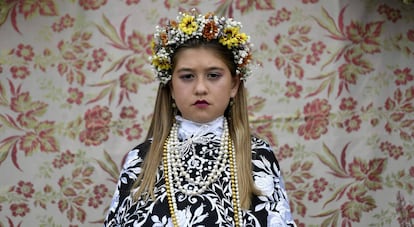 Una niña participa en la festividad de 