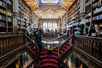 Harry Potter ha hecho magia. Ha conseguido que la librería Lello & Irmão gane dinero vendiendo libros. La escritora J. K. Rowling encontró inspiración en Oporto, en las capas negras de los estudiantes y en la escalera de la librería. La plaza de los Clérigos reúne a los pottermaniacos, a los compradores de bacalao en Casa Oriental y a los valientes que quieren subir los 225 escalones de la torre de los Clérigos.