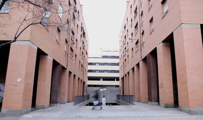 Bloques en la avenida de Asturias (Tetuán) donde se ubican algunas plazas de garaje que la Comunidad ha sacado a subasta.