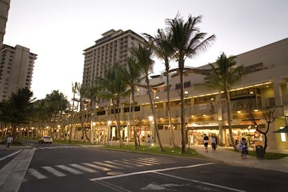 Así es la capital de Oahu, Honolulu, durante la noche.