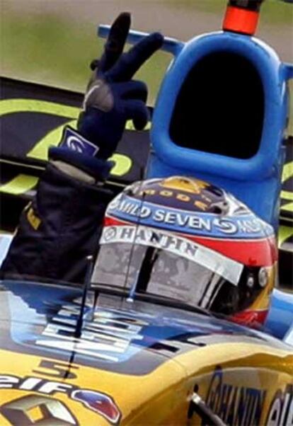 Alonso celebra su segunda victoria, en Monza, en su R25.