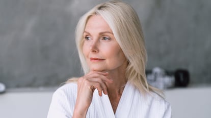 Artículo de EL PAÍS Escaparate sobre una rutina de limpieza facial para mujeres mayores de 50 años.