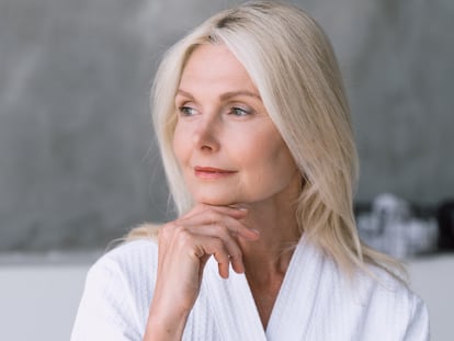 Artículo de EL PAÍS Escaparate sobre una rutina de limpieza facial para mujeres mayores de 50 años.
