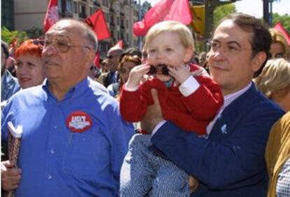 Nicolás Redondo Urbieta, junto a su hijo Nicolás Redondo Terreros y su nieto, en una imagen de archivo