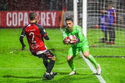 El portero del Granada Adrián López, durante el partido de Copa contra el Arousa.