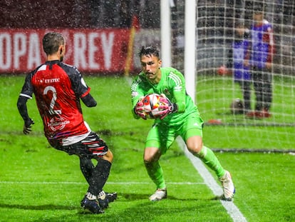 El portero del Granada Adrián López, durante el partido de Copa contra el Arousa.