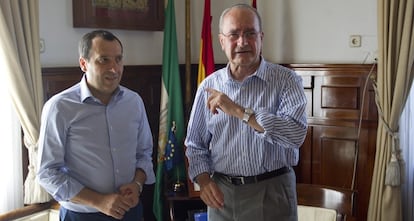 El nuevo delegado de Gobierno de la Junta, José Luis Ruiz Espejo, en la primera reunión con el alcalde de Málaga, Francisco de la Torre.
