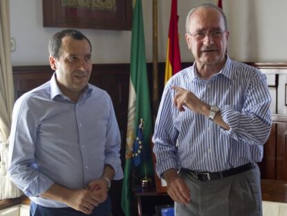 El nuevo delegado de Gobierno de la Junta, José Luis Ruiz Espejo, en la primera reunión con el alcalde de Málaga, Francisco de la Torre.
