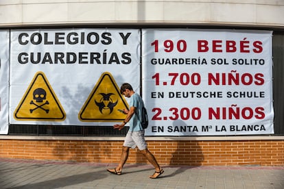 Carteles contra el proyecto del cantón de basuras en el barrio de Montecarmelo.