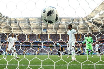 El gol de Luis Suárez atraviesa la portería. Victoria de Uruguay frente a Arabia Saudí (1-0).