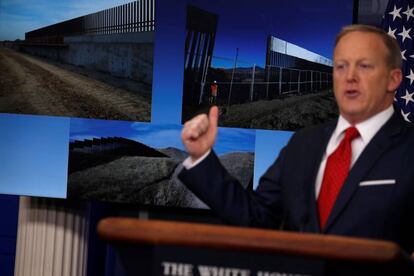 El portavoz de la Casa Blanca, Sean Spicer, muestra el pasado miércoles imágenes de la barrera actual con México