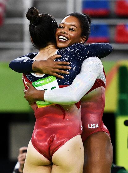 Aly Raisman y Gabby Gabrielle Douglas se abrazan durante los juegos de Río.