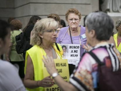 Mares i familiars de suposats nens robats a la plaça de Sant Jaume.