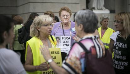 Mares i familiars de suposats nens robats a la plaça de Sant Jaume.