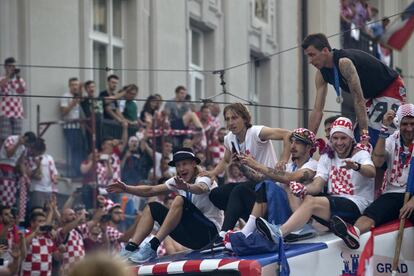 Los jugadores de la selección croata celebran junto a sus aficionados su participación en el Mundial. 