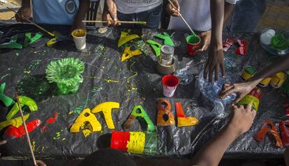 Taller creativo con residuos de plástico en el festival SunuVillage de Dakar, para concienciar sobre el cambio climático. / MARTA MOREIRAS