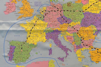 Detalle de un mapa con las líneas ferroviarias de comercio entre China y Europa en la sede de la compañía Yixinou, en la estación Madrid-Abroñigal (España), destino final de las mercancías. Dos días antes de partir de viaje. 