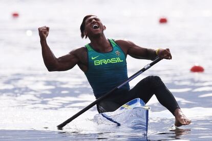 Isaquias Queiroz dos Santos (Brasil) celebra la medalla de plata tras competir en los 1.000 m canoa.