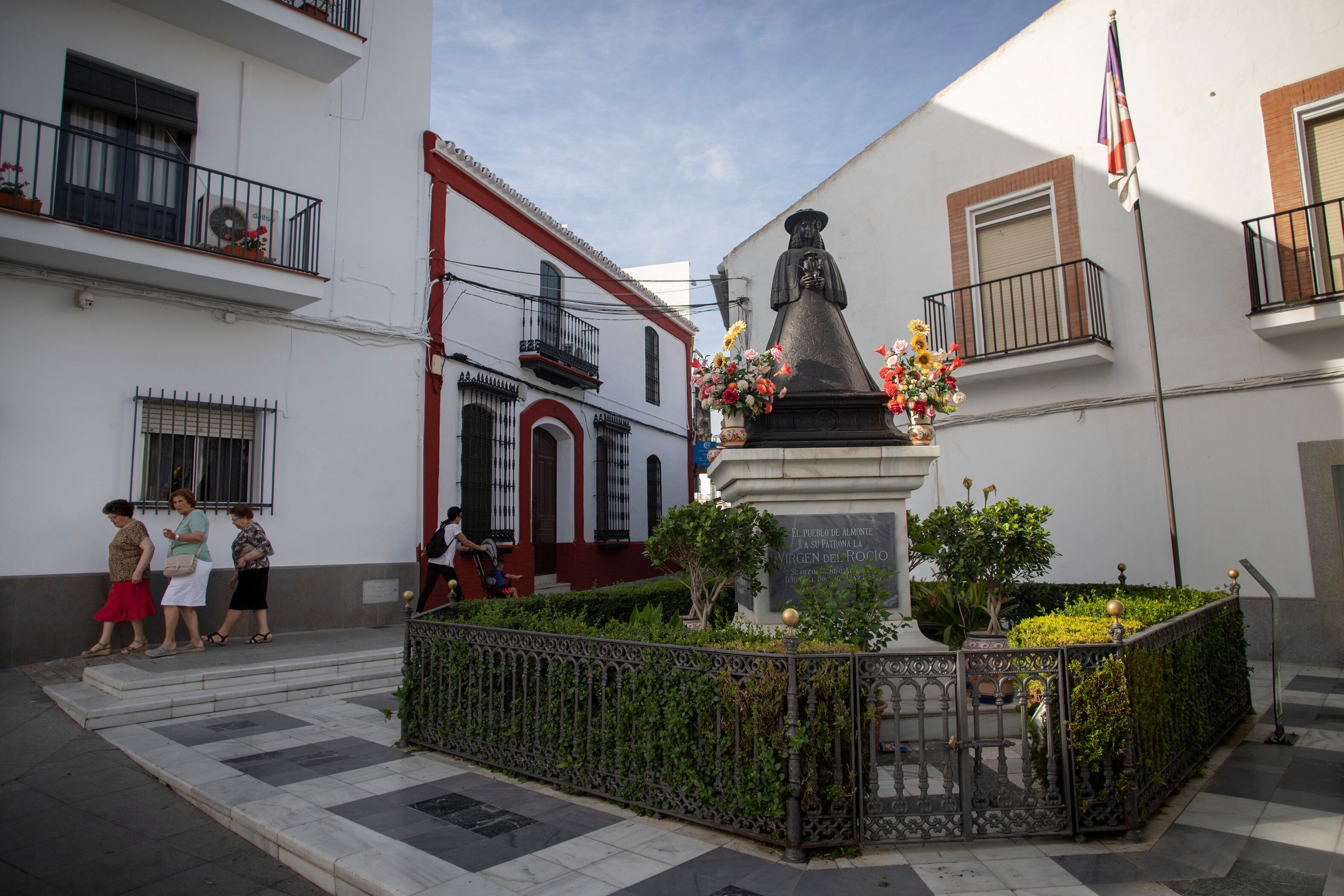  Una escultura de la Virgen del Rocío en Almonte, Huelva.