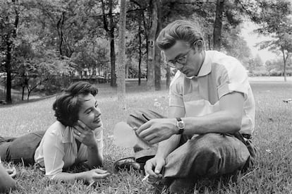 James Dean y Elizabeth Tayor durante el rodaje de 'Gigante' (1955).