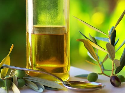 Una botella de aceite de oliva.