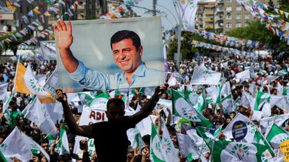 Un partidario del Partido de Izquierda Verde sostiene un retrato del exlíder kurdo Selahattin Demirtas, durante un mitin en Diyarbakir, el 13 de mayo de 2023.