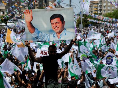 Un partidario del Partido de Izquierda Verde sostiene un retrato del exlíder kurdo Selahattin Demirtas, durante un mitin en Diyarbakir, el 13 de mayo de 2023.
