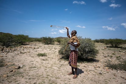 Un de los pobladores nómadas de la zona del yacimiento de Ayanle, en Etiopía, muestra al equipo sus habilidades con la honda, que normalmente se usa para cazar pequeños animales como pájaros y espantarlos de los campos de cultivo.