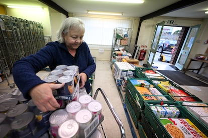 Una voluntaria en un banco de alimentos, el pasado diciembre en Weymouth (Inglaterra).