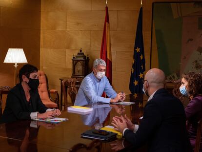 La portavoz de EH Bildu en el Congreso, Mertxe Aizpurua, y el diputado Oskar Matute, se reúnen en el Congreso la semana pasada con la ministra de Hacienda, Maria José Montero, y el Secretario de Estado de Derechos Sociales, Nacho Álvarez, para negociar los Presupuestos.