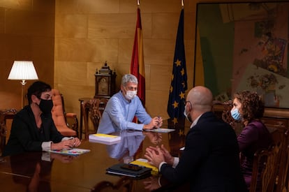 A la izquierda, la portavoz de EH Bildu en el Congreso, Mertxe Aizpurua, y el diputado Oskar Matute, la semana pasada en el Congreso con la ministra de Hacienda, María José Montero, y el Secretario de Estado de Derechos Sociales, Nacho Álvarez, negociando los Presupuestos.