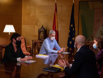 La portavoz de EH Bildu en el Congreso, Mertxe Aizpurua, y el diputado Oskar Matute, se reúnen en el Congreso la semana pasada con la ministra de Hacienda, Maria José Montero, y el Secretario de Estado de Derechos Sociales, Nacho Álvarez, para negociar los Presupuestos.