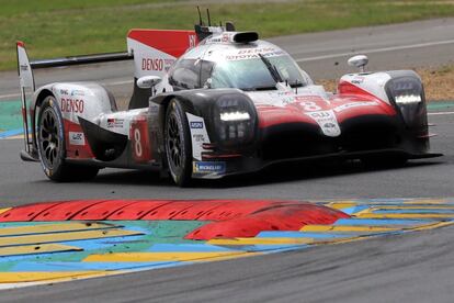 El Toyota TS050 conducido por Sebastien Buemi, Kazuki Nakajima y Fernando Alonso, en acción durante las 24 Horas de Le Mans (Francia).  