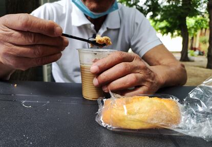 ODS 2: Hambre cero. “El desayuno de los pobres”. Este es mi desayuno diario, siempre dos magdalenas y un café. En los recursos para personas sin hogar no hay elección a la hora de comer. No suele haber opciones saludables y muchas veces los comedores o los lugares de recogida de alimentos están alejados y son de difícil acceso.