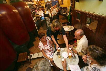 En la taberna madrileña Almacén de Vinos, las mesas comparten el espacio con grandes tinajas.