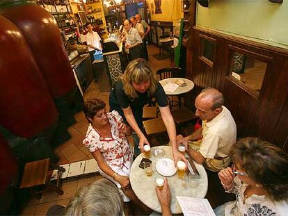En la taberna madrileña Almacén de Vinos, las mesas comparten el espacio con grandes tinajas.