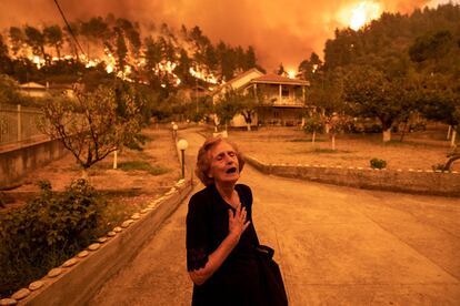 Una mujer llora y grita mientras el fuego cerca su casa durante los incendios de Grecia en agosto de 2021. 