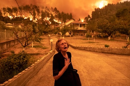 Una mujer llora y grita mientras el fuego cerca su casa durante los incendios de Grecia en agosto de 2021.