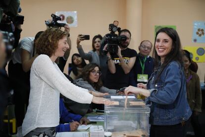 La 'número dos' de Unidas Podemos, Irene Montero, vota en el colegio La Navata de Galapagar (Madrid).