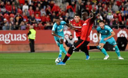 Lago Júnior, marca de penalti el primer gol del Mallorca.