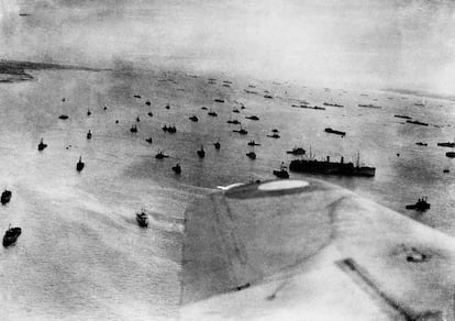 Vista aérea de una parte de la flota de los Aliados que participó en el desembarco de Normandía.