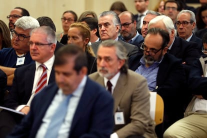 Luis Bárcenas (arriba en el centro), junto a Francisco Correa (abajo a la derecha) y Pablo Crespo (abajo a la izquierda), durante un juicio del 'caso Gürtel'.