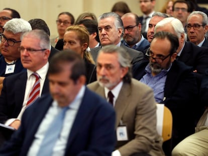 Luis Bárcenas (arriba en el centro), junto a Francisco Correa (abajo a la derecha) y Pablo Crespo (abajo a la izquierda), durante un juicio del 'caso Gürtel'.