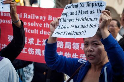 La comunidad china de Nueva York fue de las más activas en alzar la voz contra su Gobierno. A pesar de la fuerte presencia policial, centenares de personas se concentraban todos los días en los aledaños de la ONU o frente al hotel de la delegación china. En la imagen, una ciudadana del gigante asiático pide al presidente Xi Jinping que se reúna con los manifestantes y escuche sus propuestas.