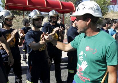 Los mineros de la denominada "marcha norte", procedente de Castilla y León y Asturias, que ha salido a primera hora de la mañana de la localidad de Collado Villalba, son saludados por los bomberos a su llegada hoy al municipio de Las Rozas