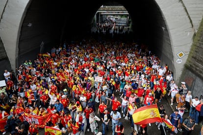Centenares de seguidores españoles se congregan en el exterior del estadio de St. Jakob-Park de Basilea (Suiza), este domingo.