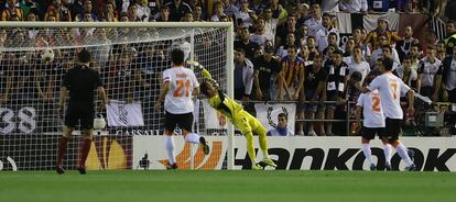 Jonas marca uno de los goles del Valencia.
